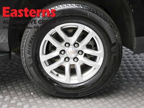 Used 2024 Chevrolet Suburban LT image 8