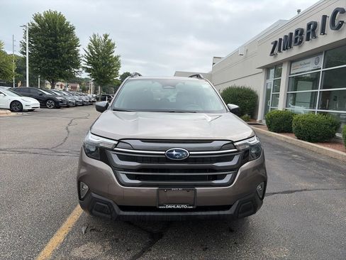 Used 2025 Subaru Forester Premium AWD/4WD image 2