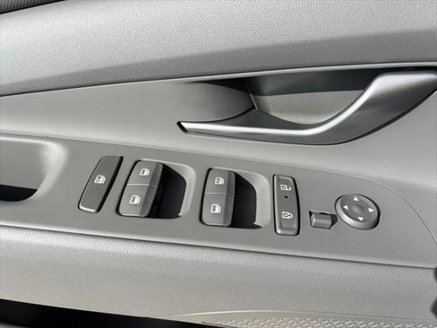 Used 2025 Hyundai Elantra SEL image 15