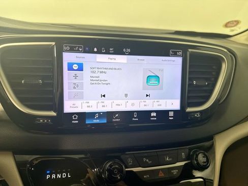 Used 2023 Chrysler Pacifica Touring-L FWD image 6