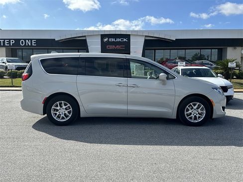 Used 2020 Chrysler Pacifica Touring image 8