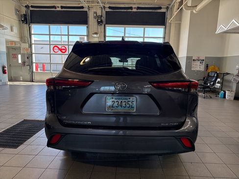 Used 2021 Toyota Highlander XLE AWD/4WD image 6