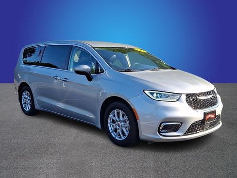 Used 2023 Chrysler Pacifica Touring-L FWD image 3