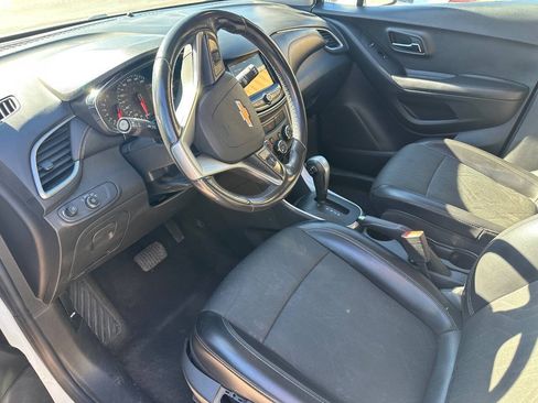 Used 2019 Chevrolet Trax LT w/ LT Convenience Package FWD image 6