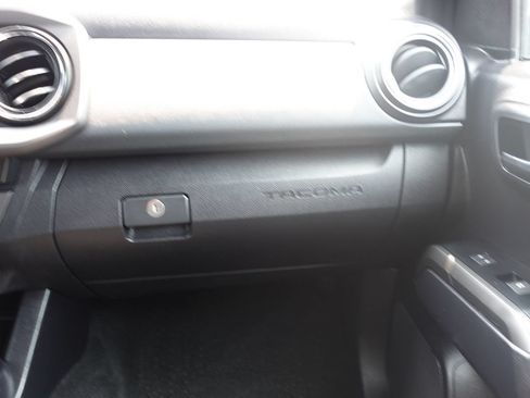 Used 2020 Toyota Tacoma TRD Off-Road AWD/4WD image 46