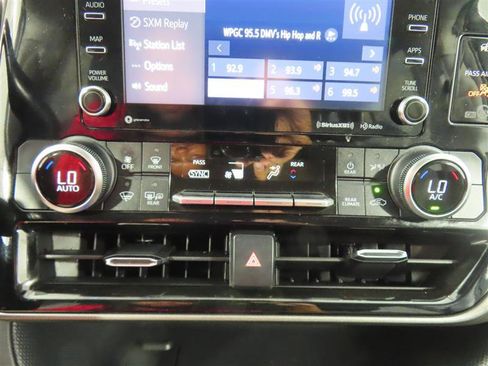 Used 2021 Toyota Highlander LE AWD/4WD image 22