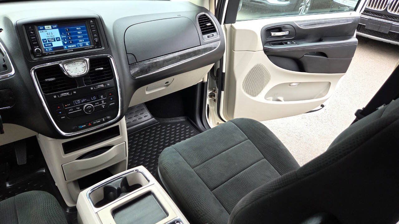 Used 2011 Chrysler Town & Country Touring FWD image 39
