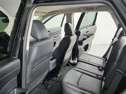 Used 2024 Nissan Pathfinder SL image 16