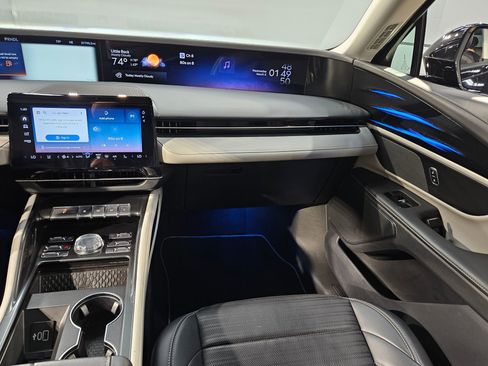 Used 2024 Lincoln Nautilus Reserve image 11