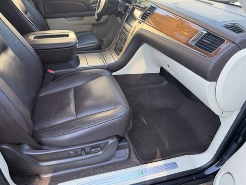 Used 2011 Cadillac Escalade Platinum image 34