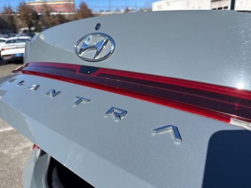 Used 2022 Hyundai Elantra SEL w/ Preferred Accessory Package image 11