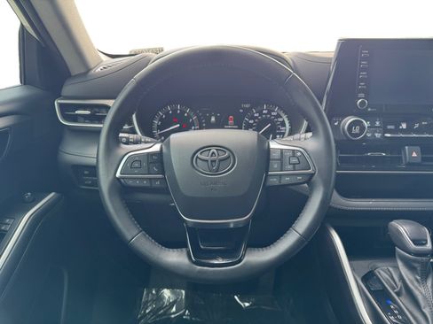 Used 2021 Toyota Highlander XLE FWD image 12