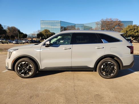 Used 2025 Kia Sorento S w/ Panoramic Sunroof Package image 3