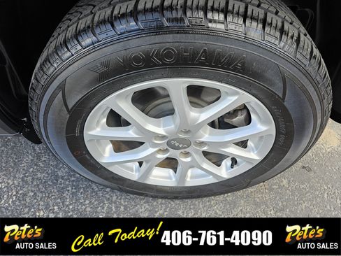 Used 2018 Jeep Cherokee Latitude w/ Safety Group image 10