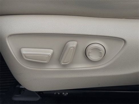 Used 2021 Toyota Highlander XLE image 27