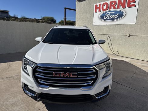 Used 2024 GMC Terrain SLT image 2