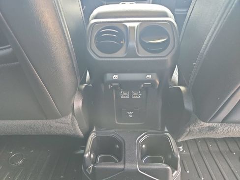 Used 2020 Jeep Gladiator Overland AWD/4WD image 17