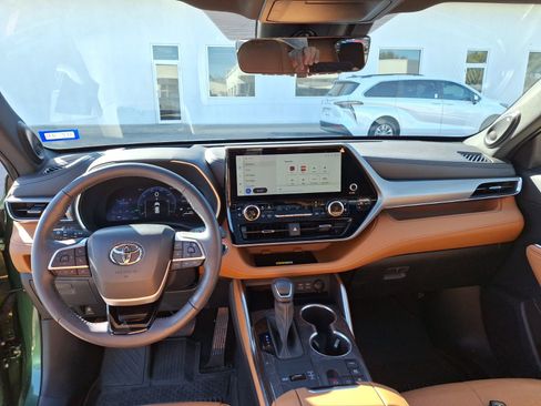 Used 2023 Toyota Highlander Platinum image 21