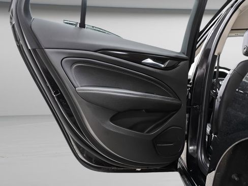 Used 2019 Buick Regal Essence w/ Driver Confidence Package I FWD image 28
