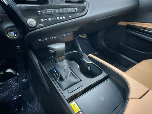 Certified 2025 Lexus ES 350 w/ Premium Package image 17