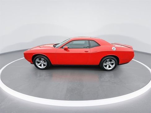 Used 2019 Dodge Challenger SXT image 5