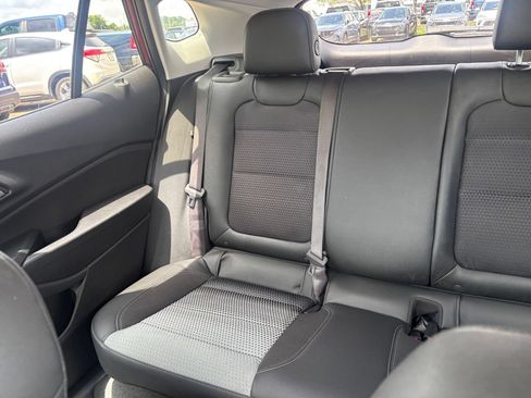 Used 2025 Chevrolet Trax LT FWD image 38