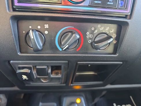 Used 2000 Jeep Wrangler SE image 20