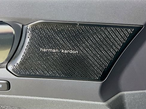 Used 2022 Volvo XC40 P8 Recharge Ultimate image 19