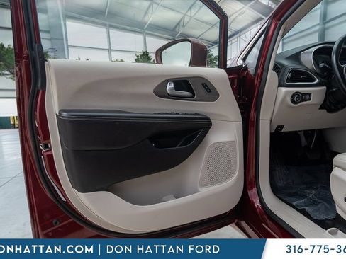 Used 2021 Chrysler Pacifica Touring-L FWD image 12