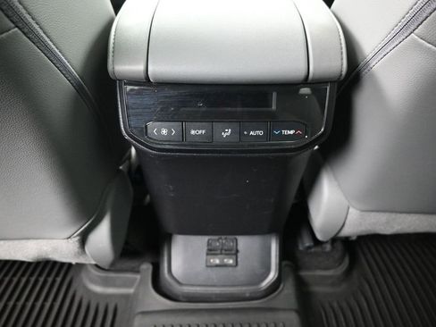Used 2023 Toyota Highlander XLE image 30
