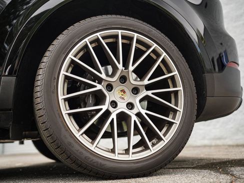 Used 2022 Porsche Cayenne Platinum Edition image 19