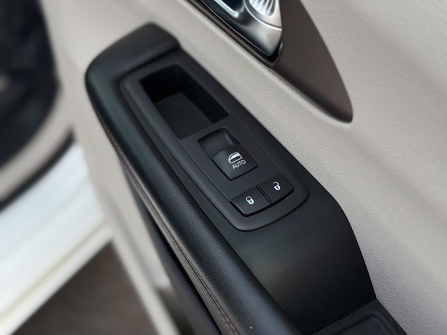 Used 2019 Chrysler Pacifica Touring-L FWD image 17
