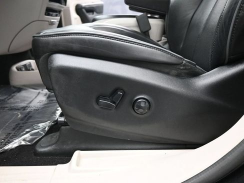 Used 2018 Chrysler Pacifica Limited w/ Advanced Safetytec Group FWD image 11