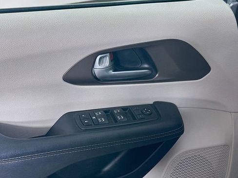 Used 2018 Chrysler Pacifica Touring-L Plus w/ Tire & Wheel Group image 19