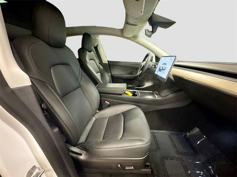 Used 2022 Tesla Model Y Long Range image 33