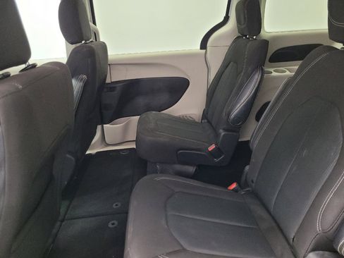 Used 2022 Chrysler Voyager LX image 18