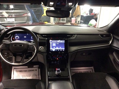 Used 2024 Jeep Grand Cherokee Altitude image 18