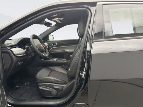 Used 2024 Jeep Compass Latitude image 11