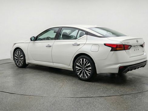 Used 2025 Nissan Altima 2.5 SV image 6