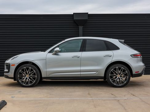 Certified 2025 Porsche Macan image 2