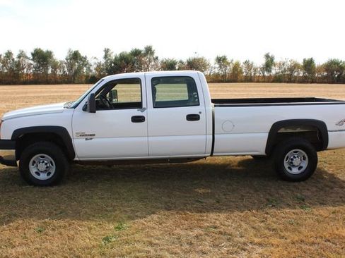 Used 2006 Chevrolet Silverado 2500 W/T w/ Heavy-Duty Power Package image 3