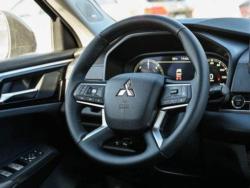 New 2025 Mitsubishi Outlander SE image 15