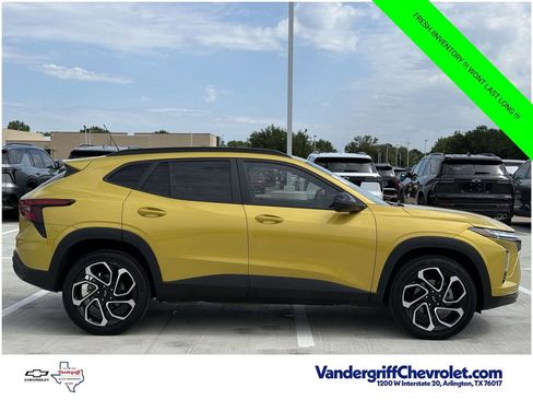 Certified 2025 Chevrolet Trax RS w/ Driver Confidence Package FWD image 3