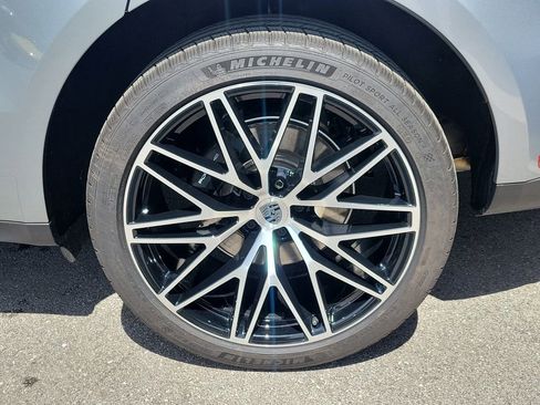 Certified 2025 Porsche Macan Base image 12