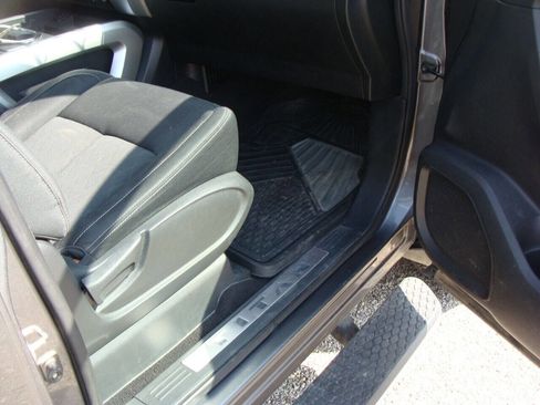 Used 2018 Nissan Titan SV w/ SV Convenience Package image 13