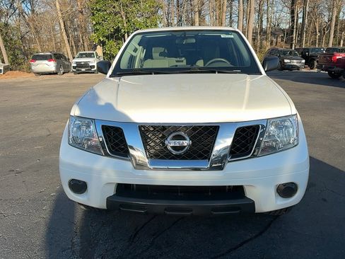 Used 2019 Nissan Frontier SV image 2