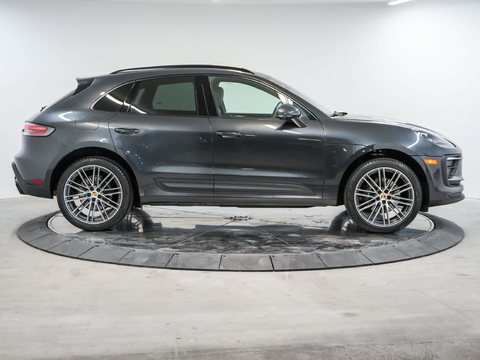 Certified 2024 Porsche Macan AWD/4WD image 8