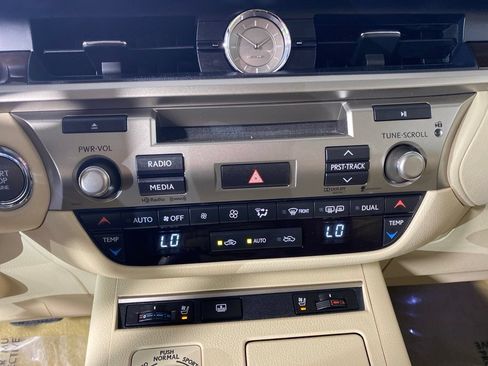 Used 2014 Lexus ES 350 w/ Luxury Package FWD image 21