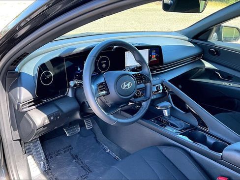 Used 2025 Hyundai Elantra SEL FWD image 18