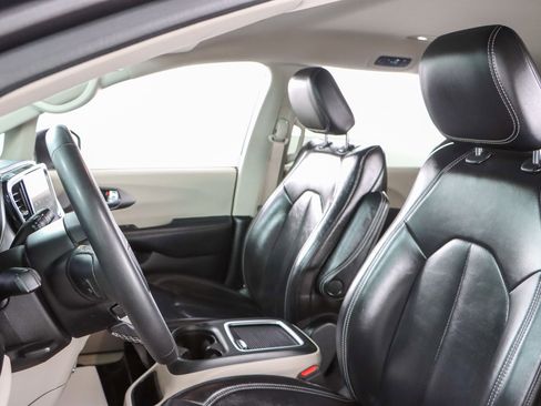 Used 2023 Chrysler Pacifica Touring-L image 23